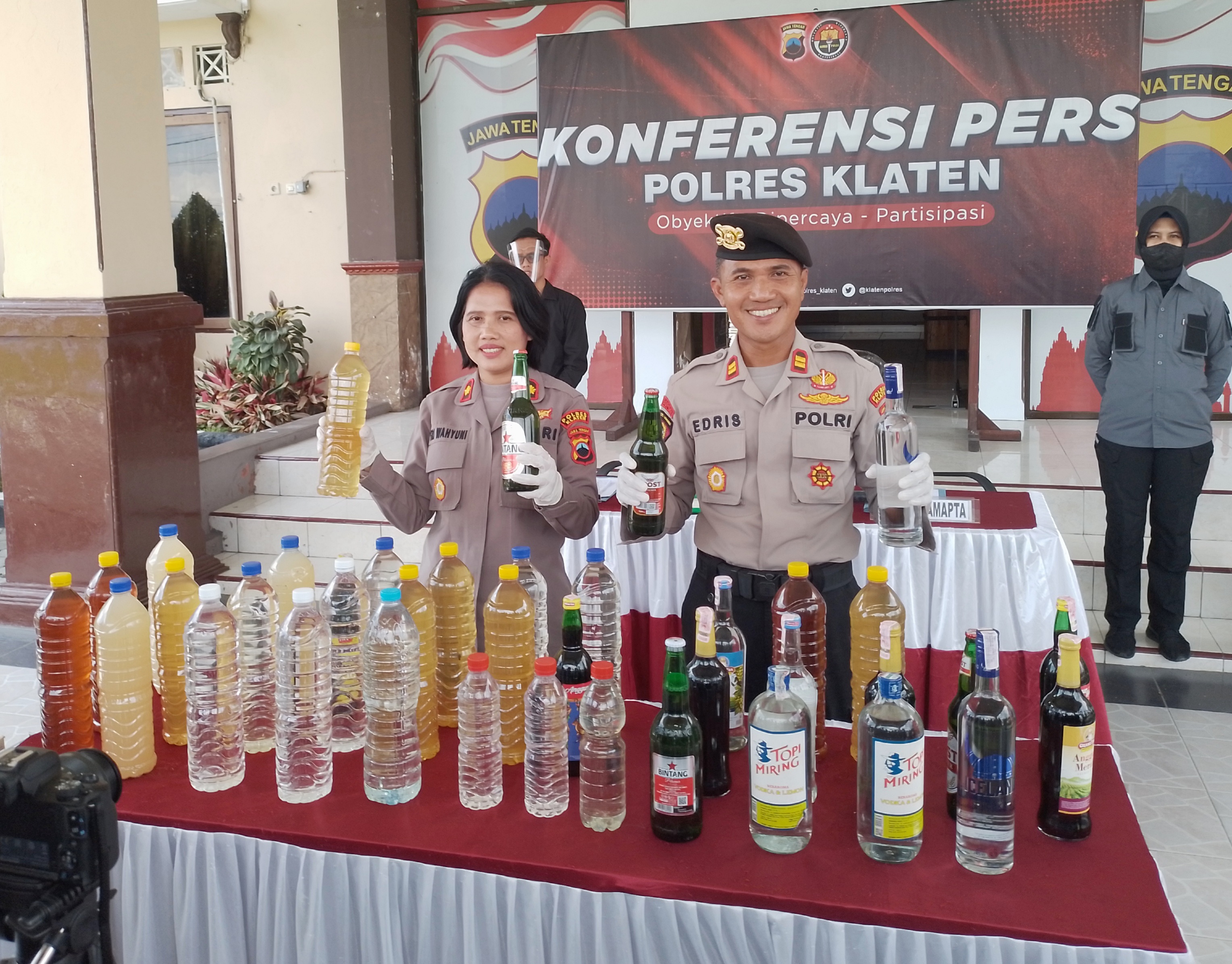 Waka Polres Klaten Komisaris Tri Wakhyuni memperlihatkan minuman keras tanpa izin yang disita