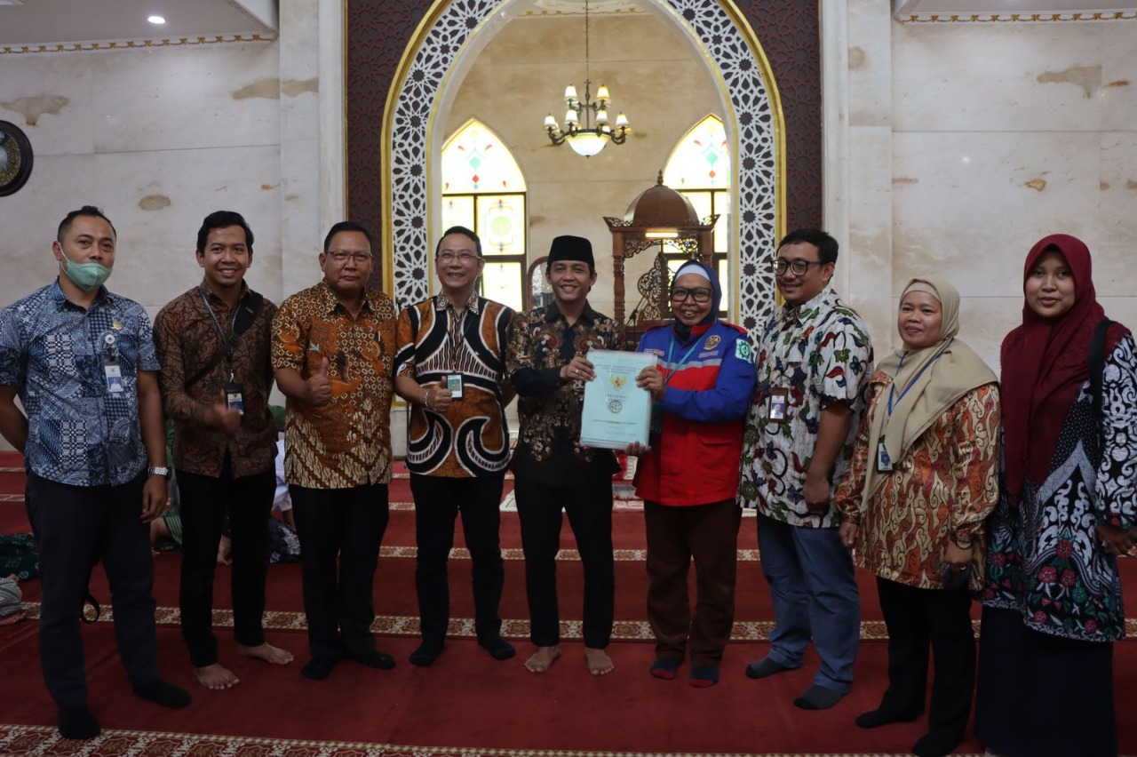 Wakil Menteri ATR/BPN Raja Juli Antoni membagikan sertifikat tanah di Sukabumi