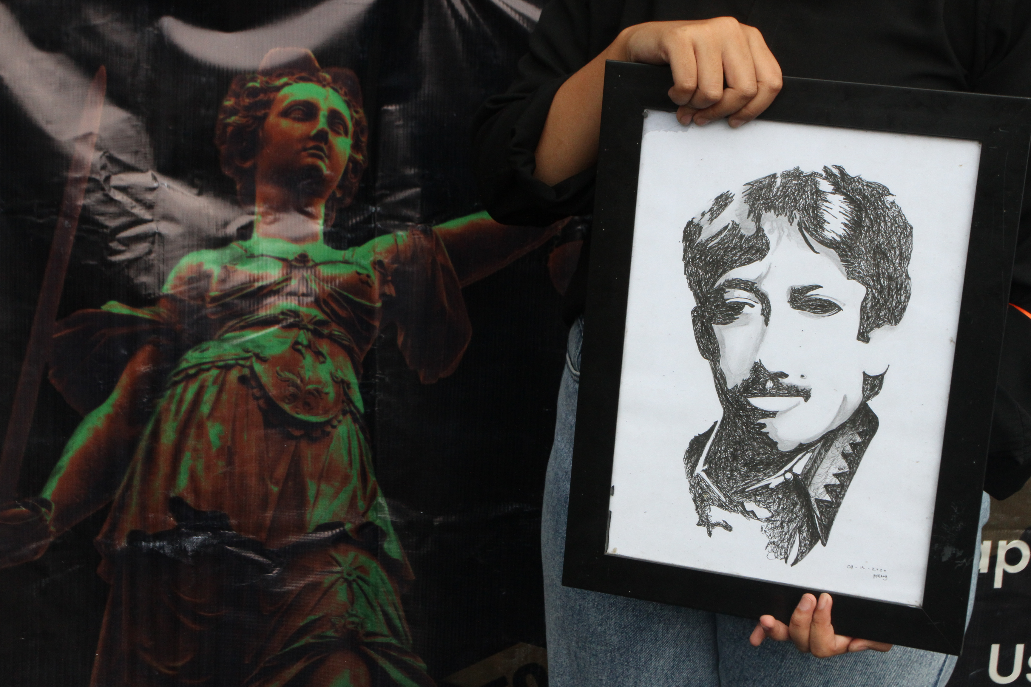 Mahasiswa dan pegiat HAM Munir saat melakukan aksi Kamisan.