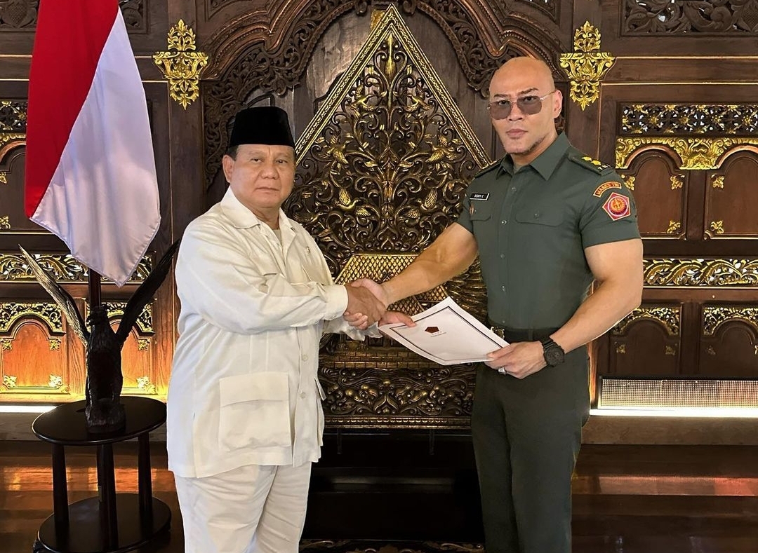 Menhan Prabowo memberikan pangkat Letnan Kolonel Tituler TNI AD kepada Deddy Corbuzier.