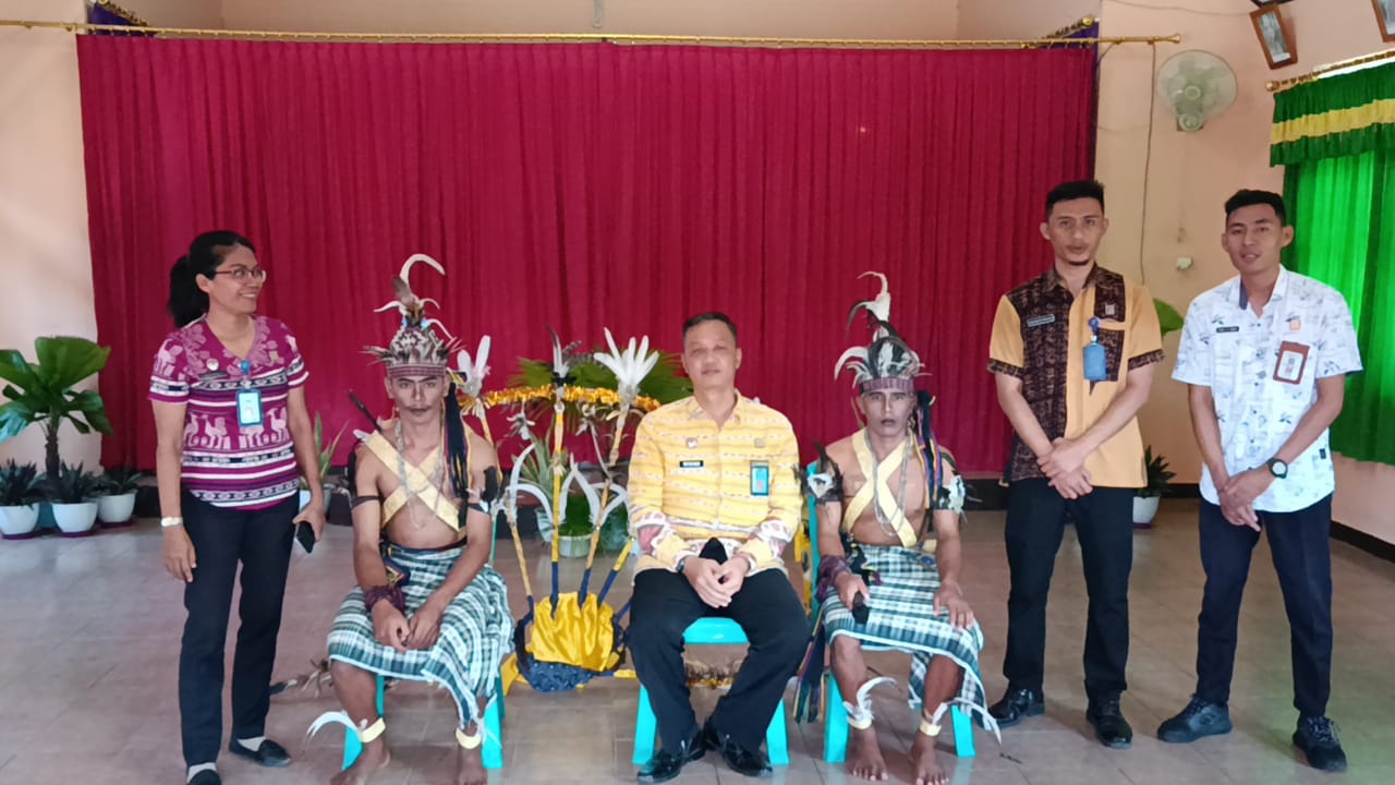 Kepala LP Lembata, Andreas Wisnu Saputro bersama peserta lomba seni antar-LP se Indonesia