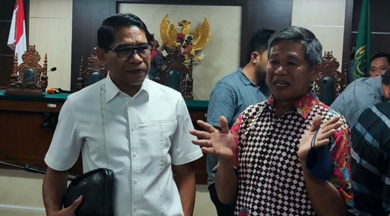 Mantan Perwira Penghubung (Pabung) Kodim 1705/Paniai Mayor Inf (Purn) Isak Sattu usai sidang.