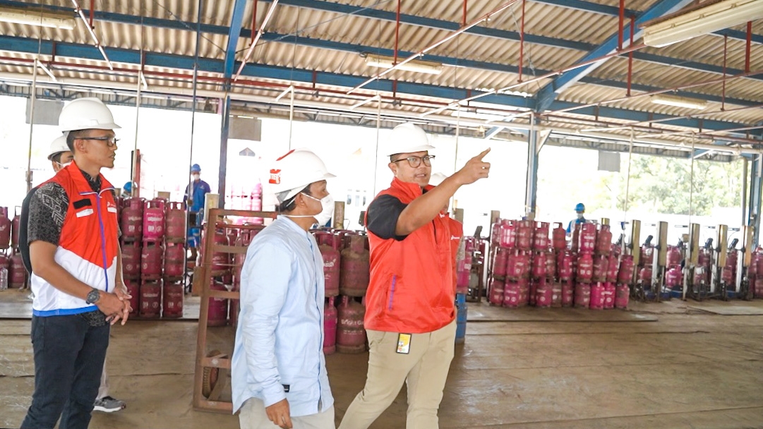  Executive General Manager Pertamina Patra Niaga Regional Kalimantan, M. Taufiq Setyawan melakukan pemantau langsung ke lokasi. 