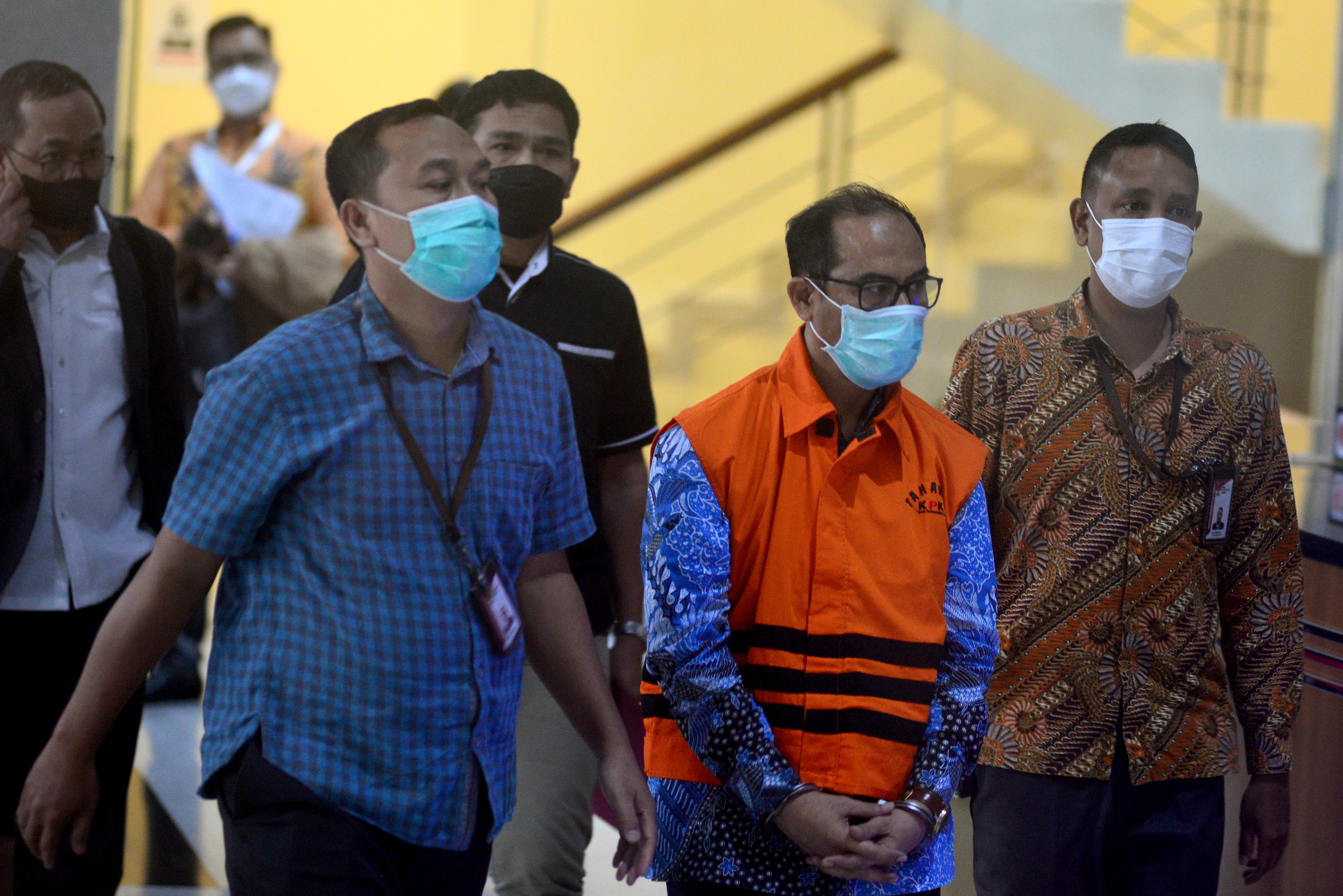 Tersangka hakim agung Gazalba Saleh (tengah)