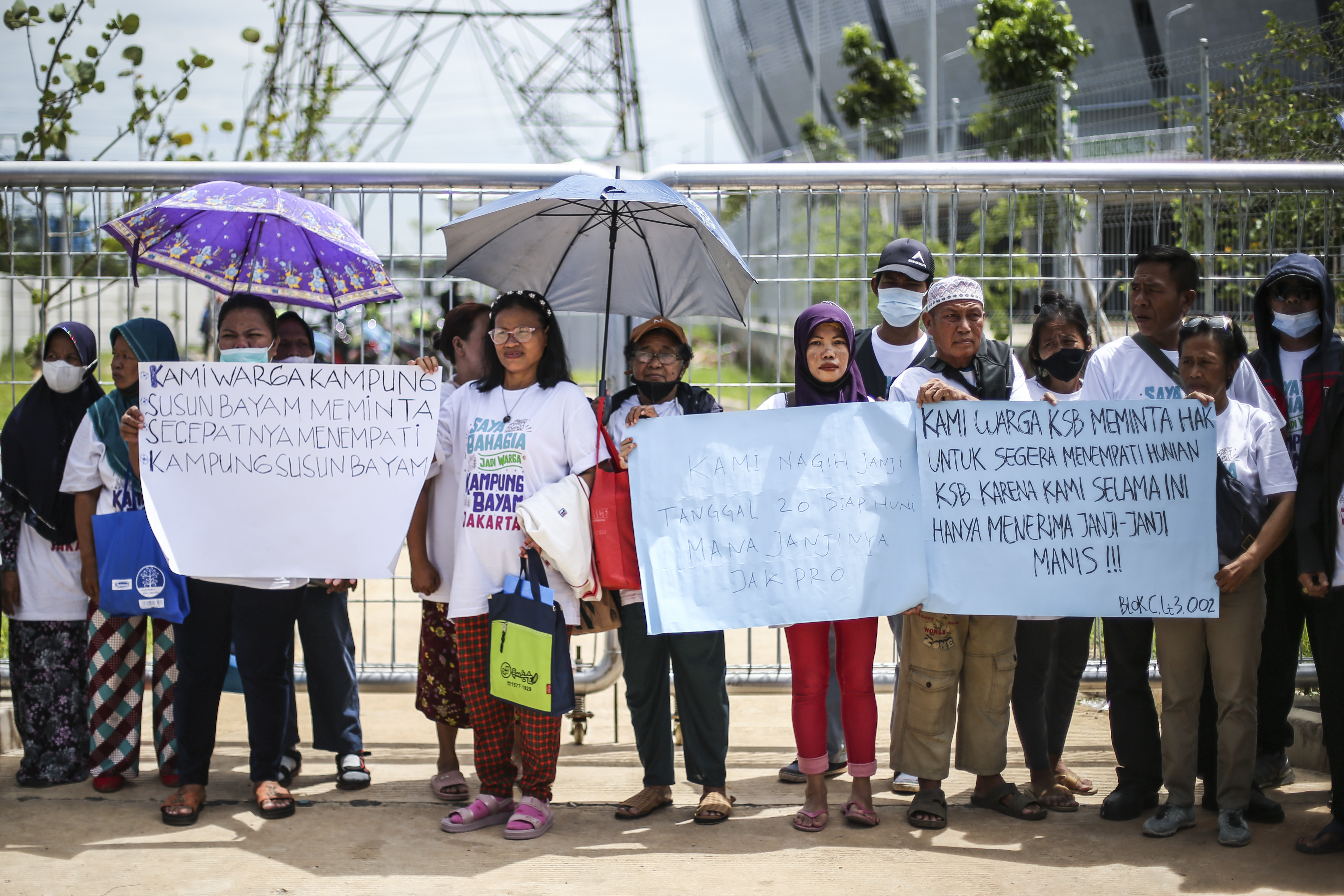 Warga Kampung Bayam berunjuk rasa di depan Kampung Susun Bayam, Jakarta, Senin (21/11).