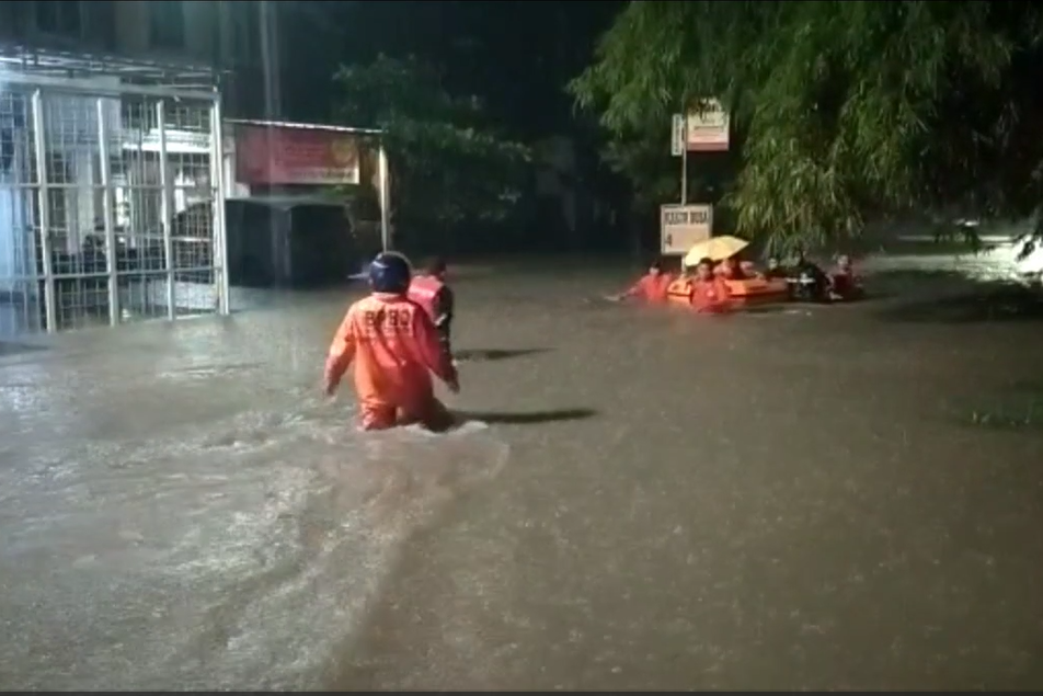 Petugas mengevakuasi warga.