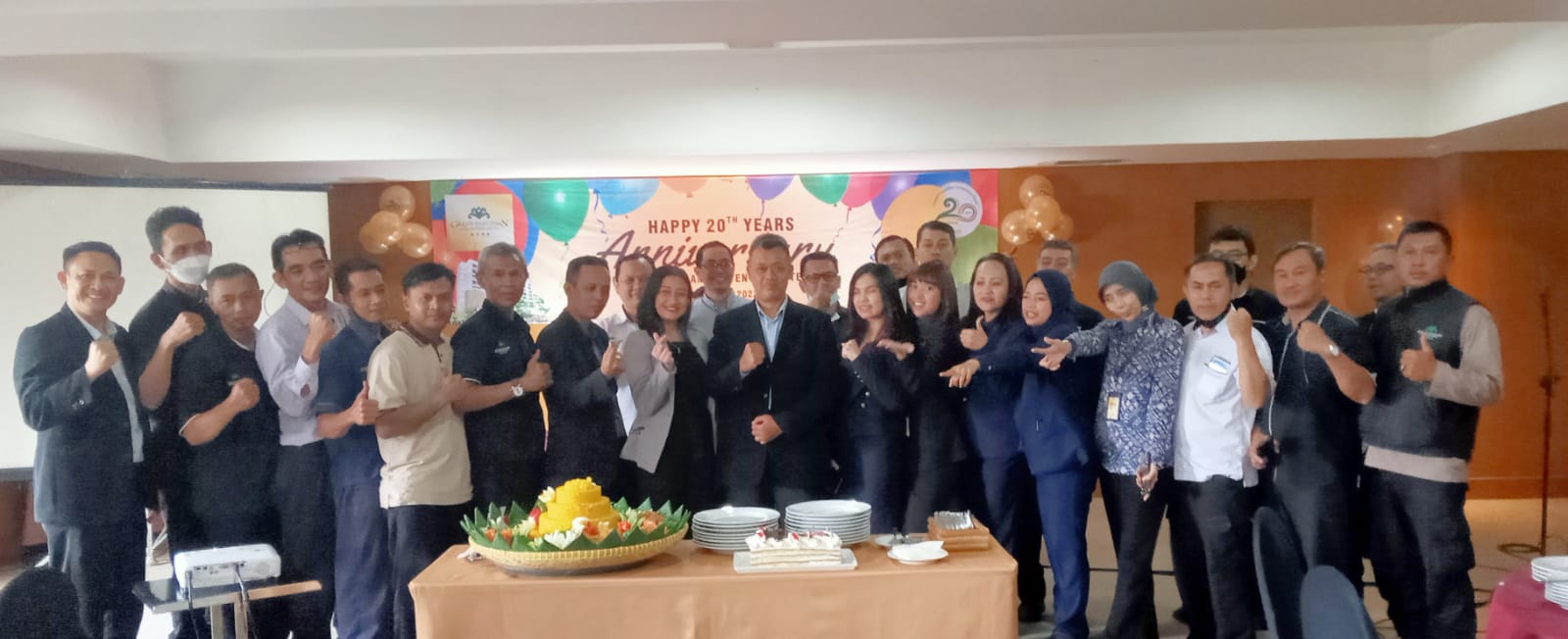 Staf dan Manajemen Grand Pasundan Convention Hotel Bandung menggelar syukuran HUT ke-20 