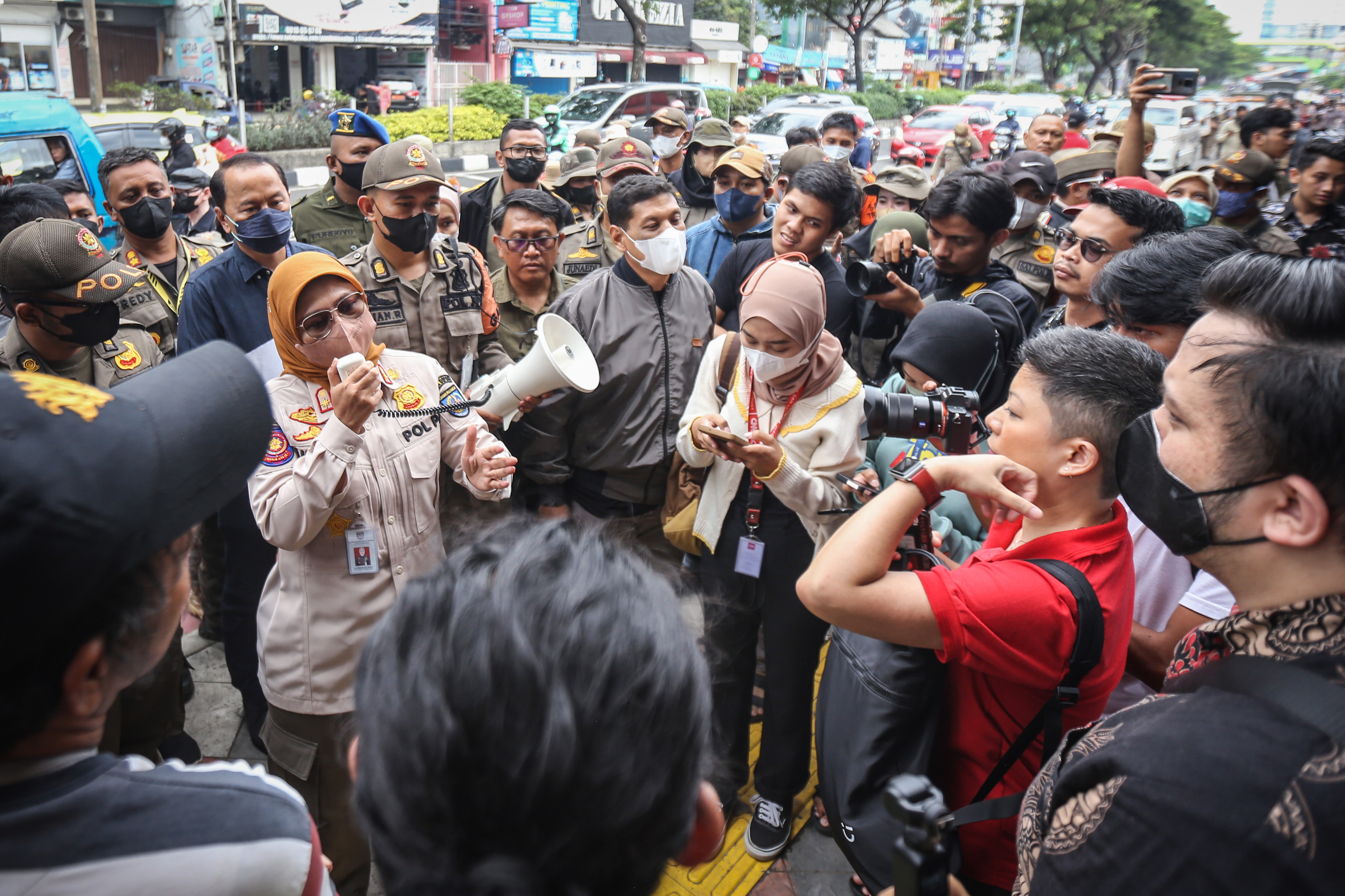 Sejumlah wali murid menghadang petugas eksekusi aset SDN Pondok Cina 1, Depok, Jawa Barat, Minggu (11/12).