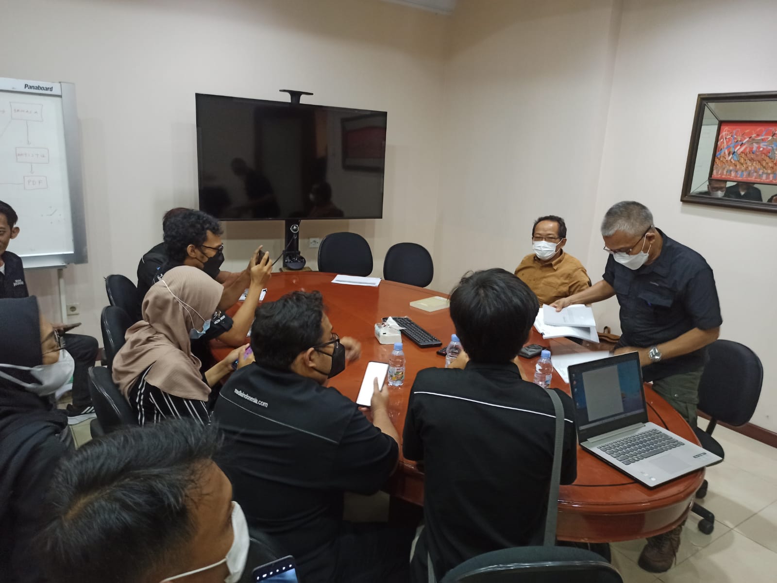 Pakar Komunikasi Digital Agus Sudibyo (baju cokelat)