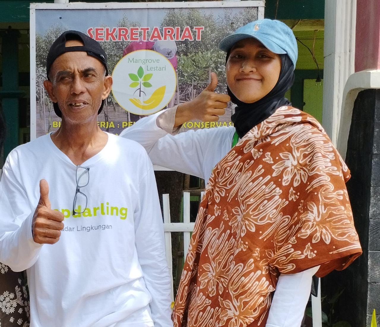Sururi dan salah satu pecinta batik mangrove. 