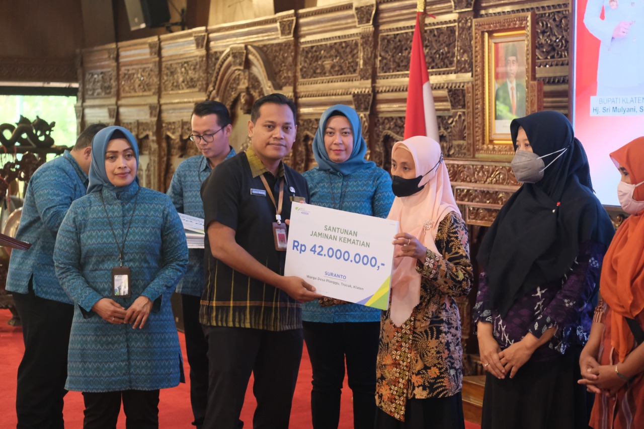 BPJS Ketenagakerjaan Klaten, Jawa Tengah, menyerahkan santunan kepada warga