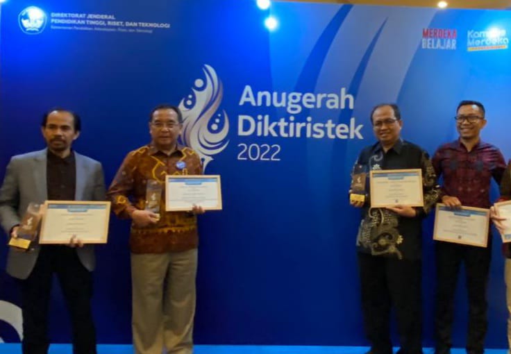 Prof HM Solehuddin, Rektor Universitas Pendidikan Indonesia (kedua dari kiri), saat menerima Anugerah Diktiristek 2022. 