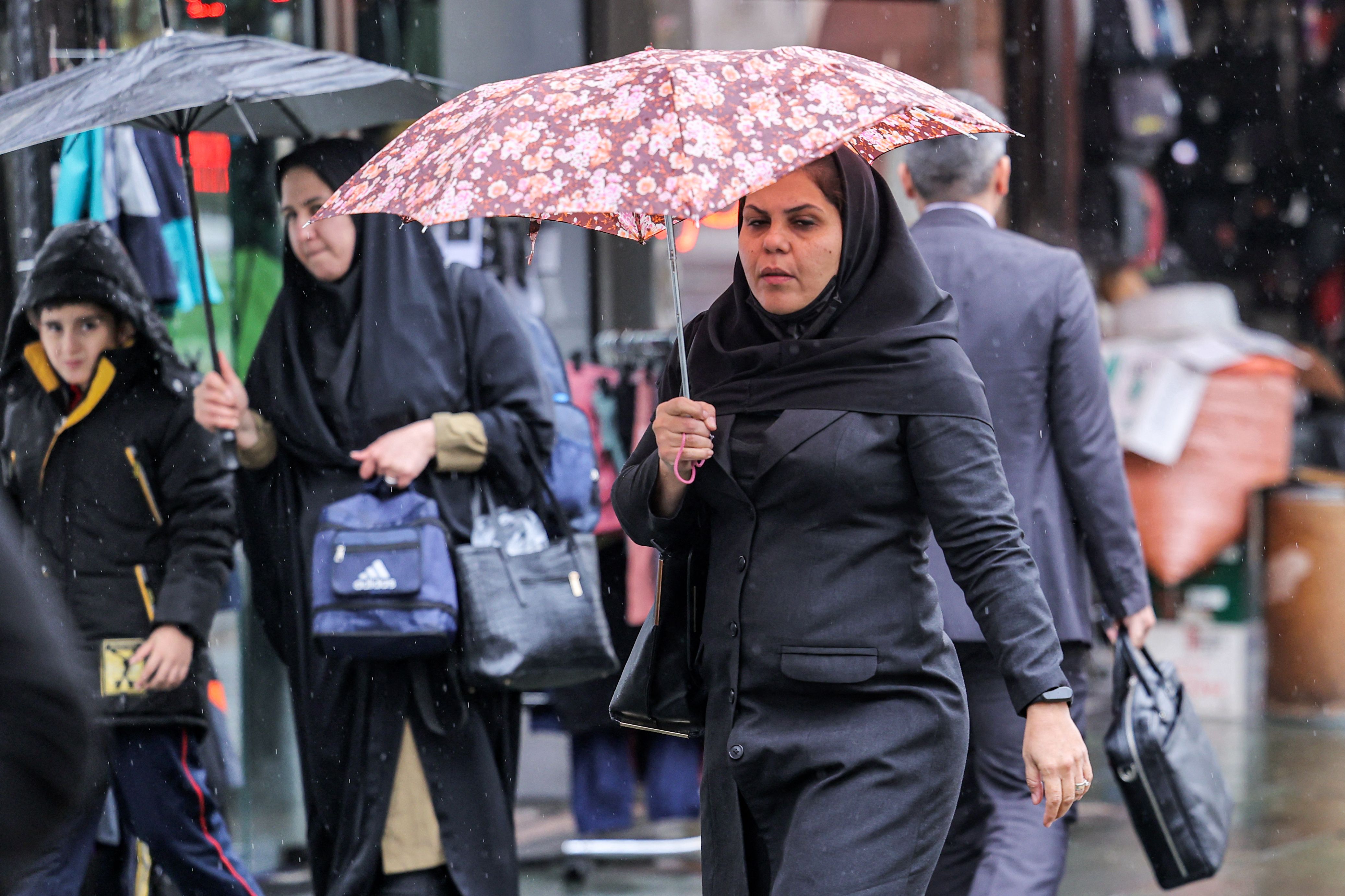 Seorang perempuan berjalan di kota Teheran, Iran.