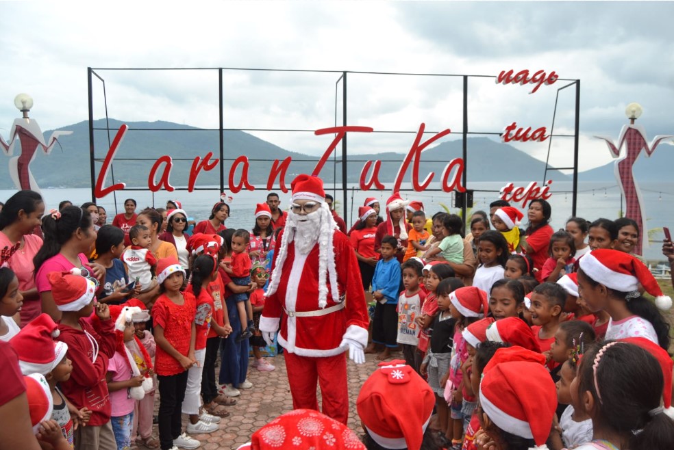 Sinterklas menyambangi puluhan anak-anak di Pelataran Taman Larantuka Nagi Tua Tepi Pante.