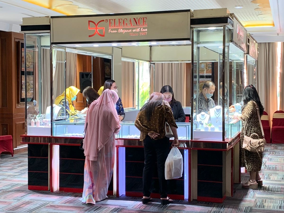 Pengunung melihat perhiasan dalam pameran yang digelar Elegance Jewelry
