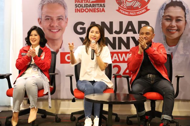 Cheryl Tanzil (tengah) bersama Ketua Umum DPP PSI, Giring Ganesha dan Wakil Ketua Dewan Pembina PSI, Grace Natalie 
