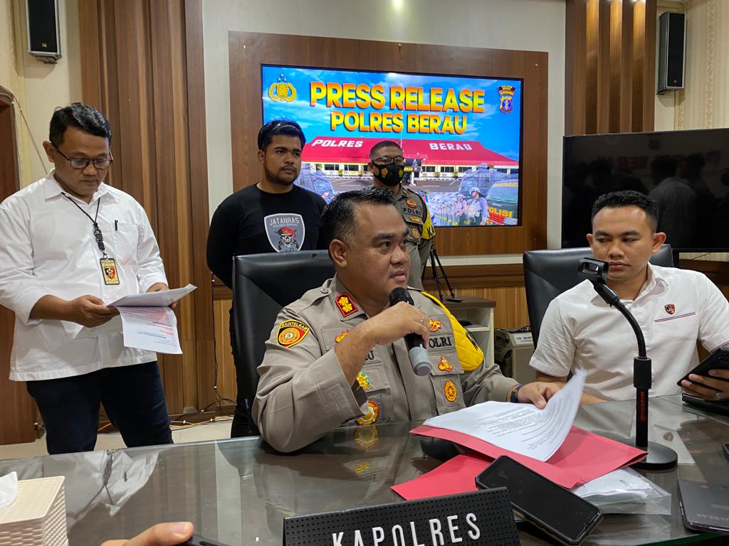 Kapolres Berau, AKBP Sindhu Brahmarya saat paparan dugaan korupsi aset kampung oleh mantan kepala kampung hampir mencapai Rp1 miliar.