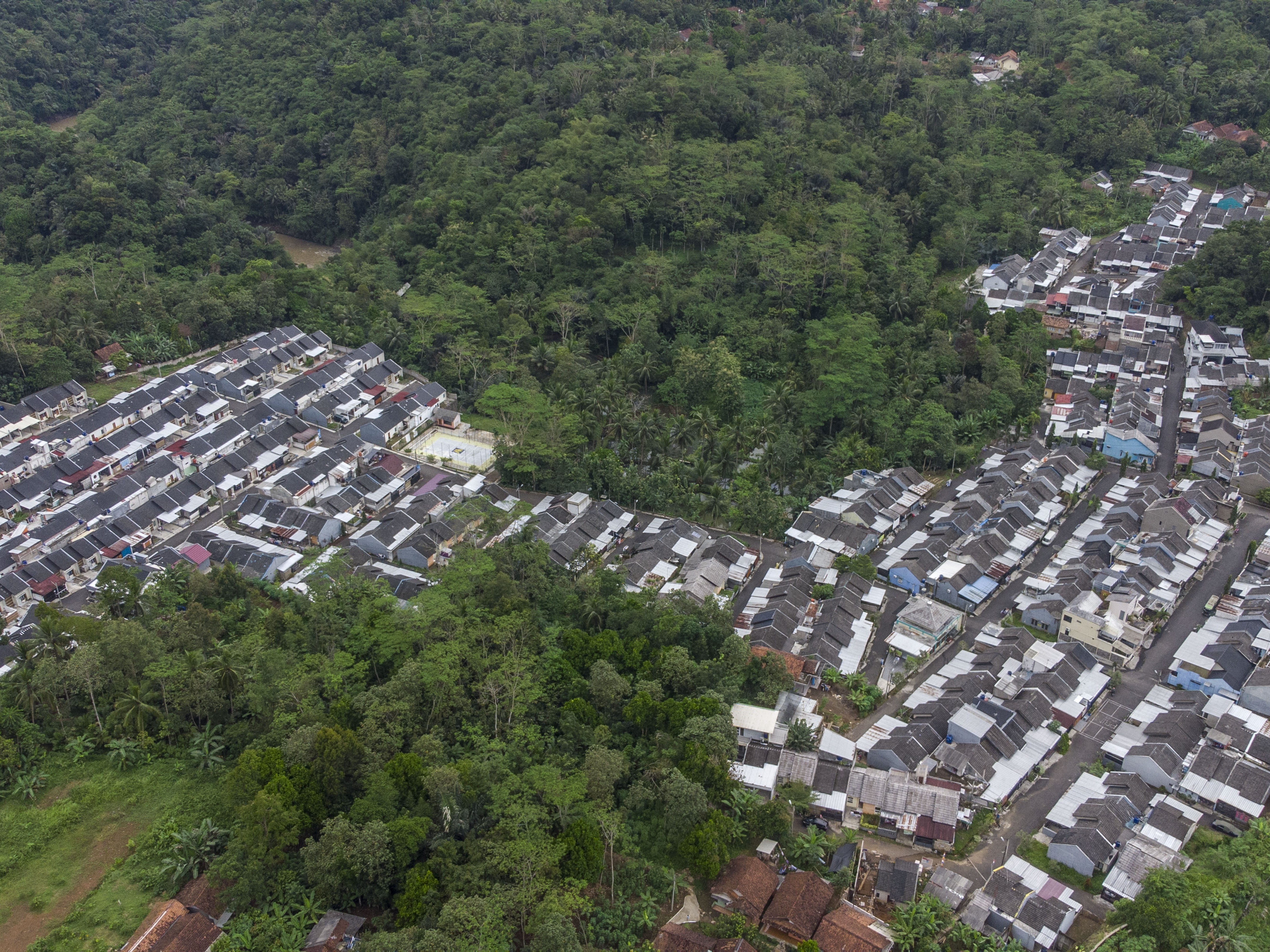 Foto udara perumahan rakyat yang dibangun di lahan pertanian dan perkebunan di Desa Linggasari, Kabupaten Ciamis, Jawa Barat.