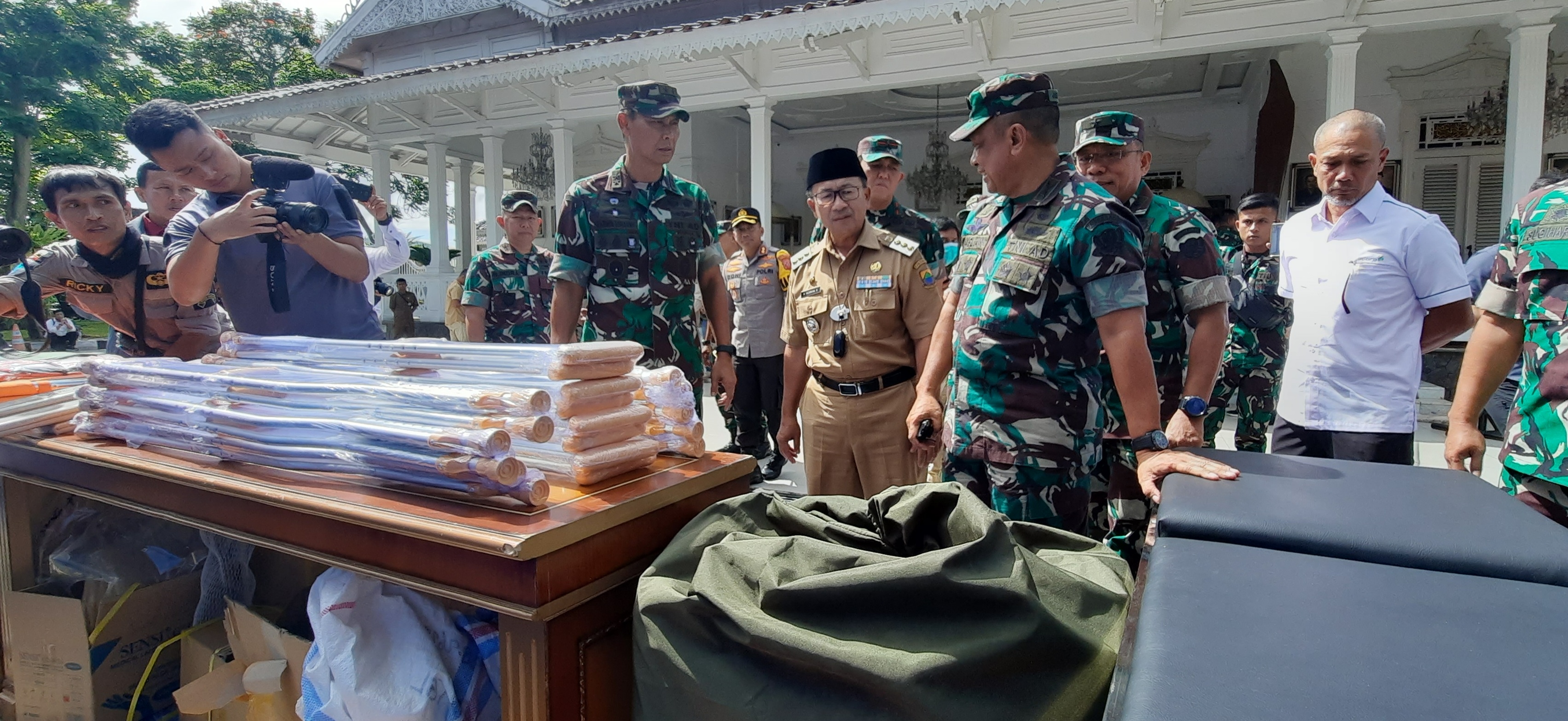 Bupati Cianjur Herman Suherman saat mengecek berbagai bantuan alat kesehatan di Pendopo Kabupaten Cianjur, Jawa Barat, Senin (12/12).