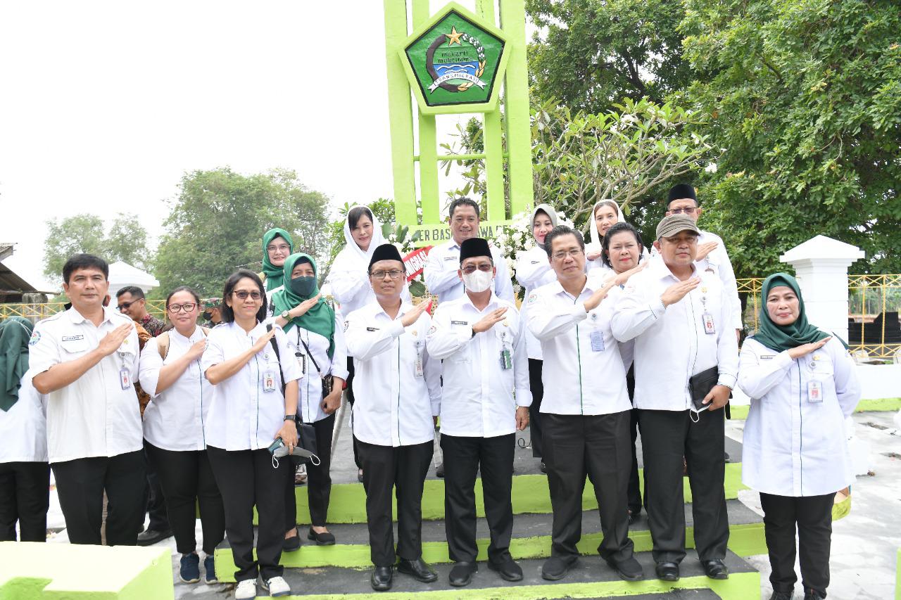 Rangkaian peringatan Hari Bakti Transmigrasi ke 72 ziarah dan tabur bunga ke Komplek Makam Pionir Transmigrasi di Sukra, Indramayu, Jabar, K