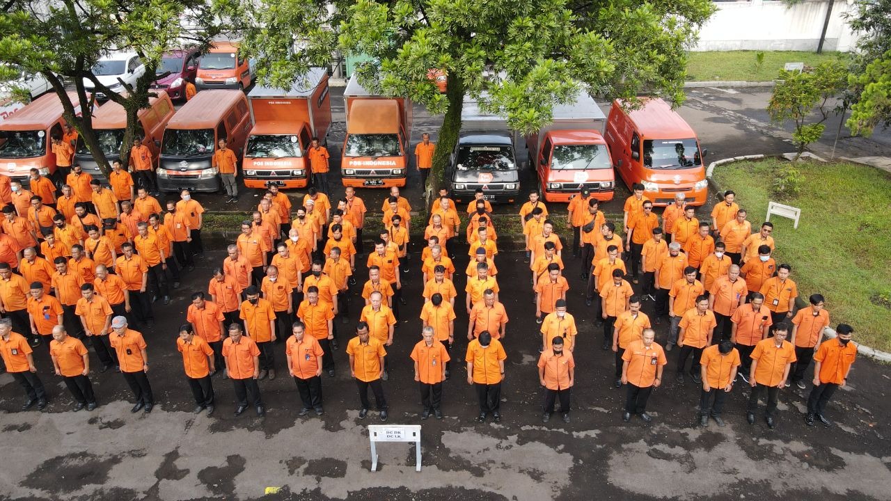 Dirut PT Pos Indonesia Faizal R. Djoemadi memimpin Apel Kesiapan Natal 2022 dan Tahun Baru 2023 di Sentral Pengolahan Pos (SPP) Bandung.