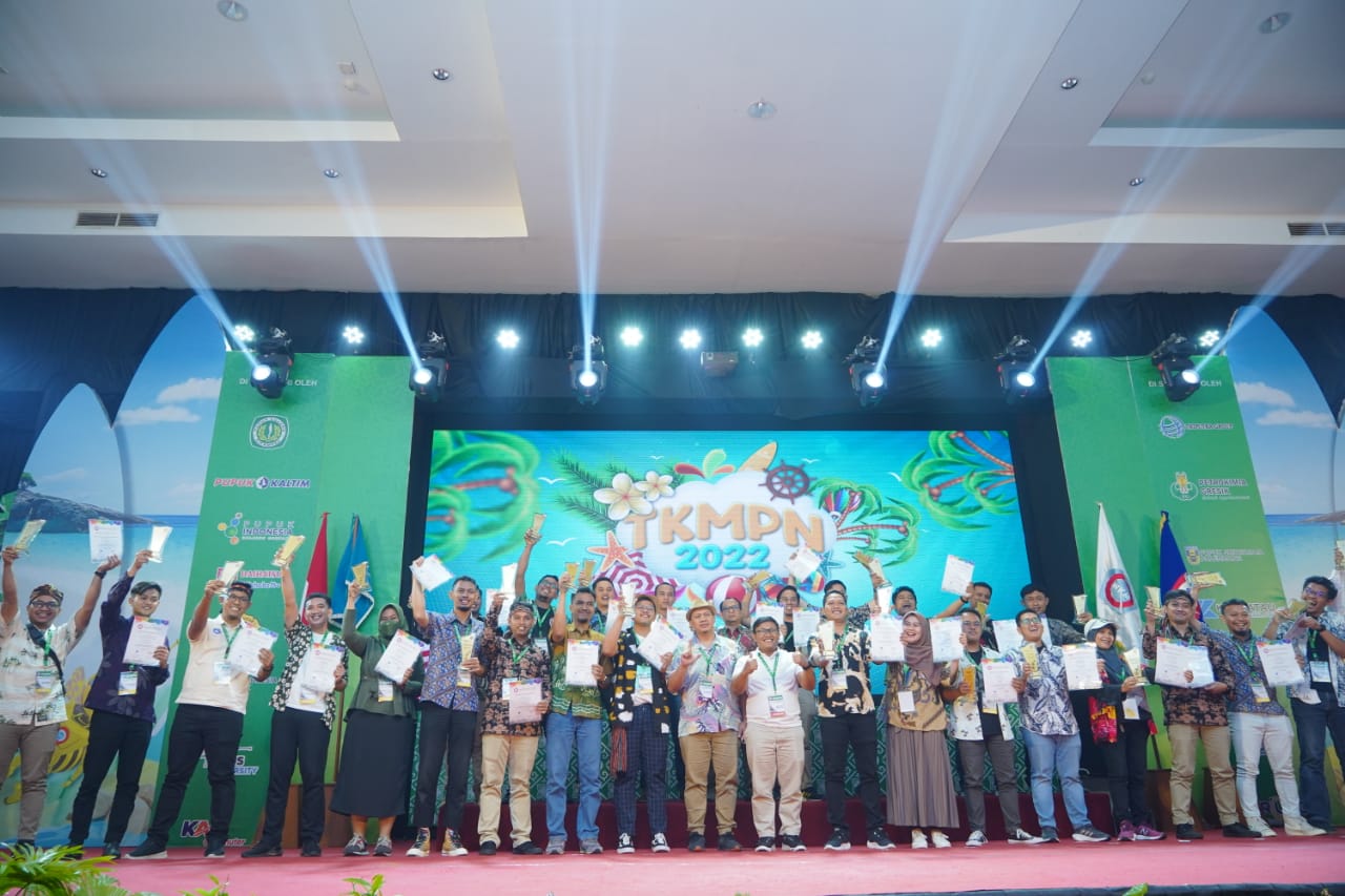 Para peraih penghargaan Temu Karya Mutu dan Produktivitas Nasional 2022 berfoto bersama