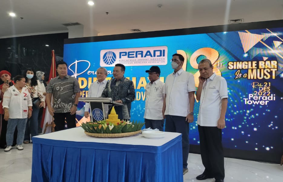 Ketum DPN Peradi Otto Hasibuan memberikan sambutan dalam HUT ke-18 Peradi di Gedung Anyar Peradi Tower, Jakarta Timur, Rabu (21/12).