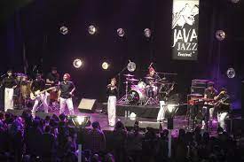 Grup musik Maliq & D’Essentials