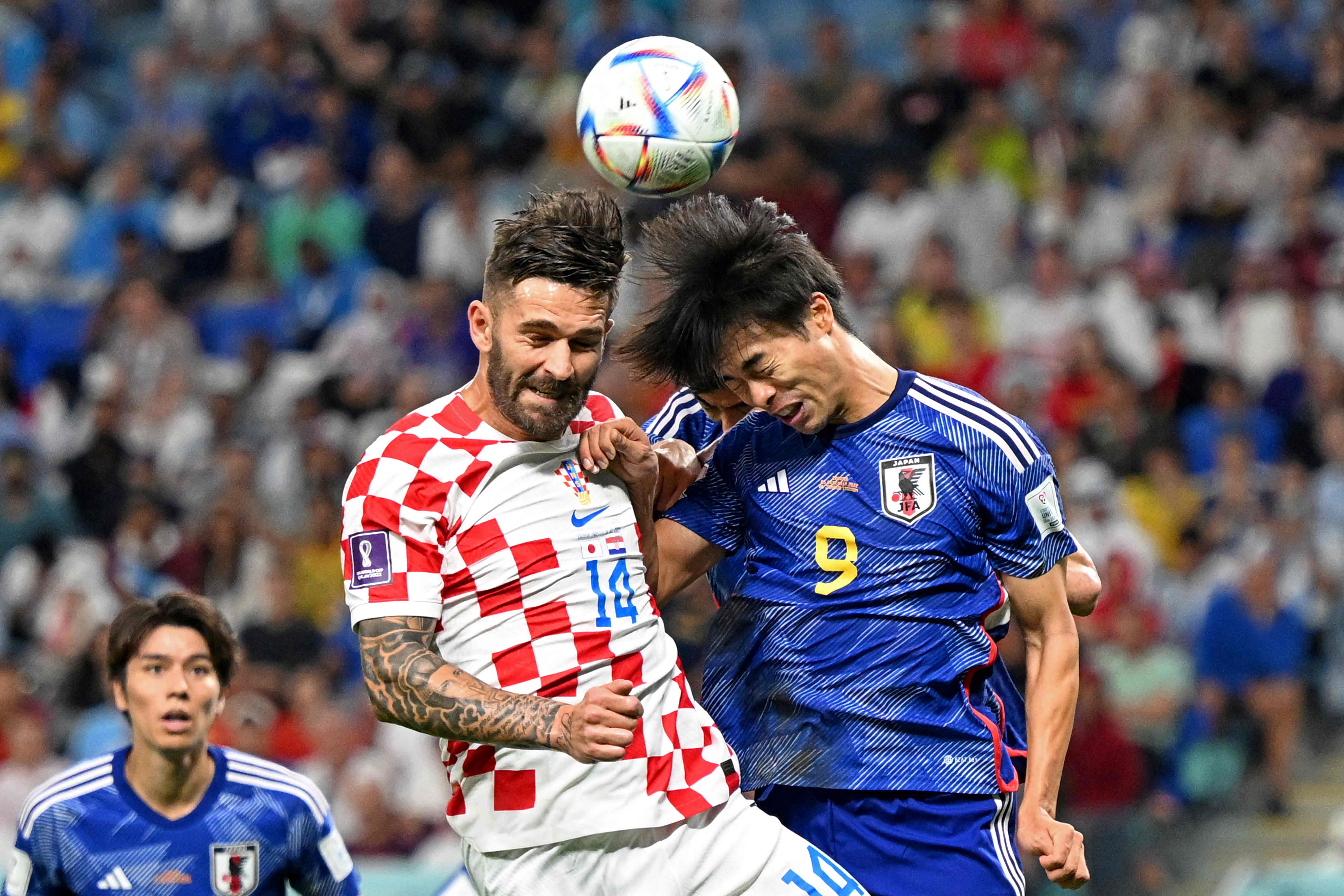 Ilustrasi--Dua pemain bersaing untuk menyundul bola dalam laga Piala Dunia antara Kroasia dan Jepang.