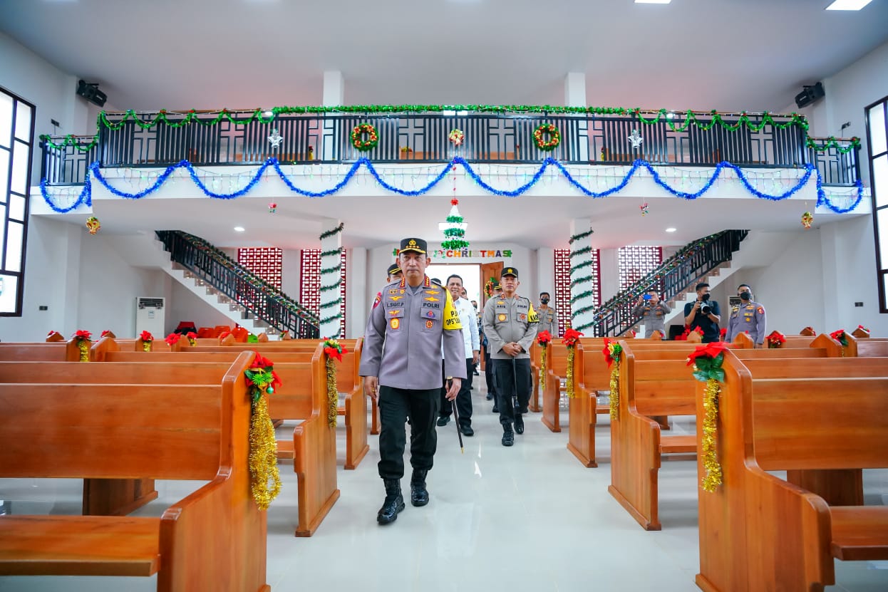 Kapolri Jenderal Listyo Sigit Prabowo meninjau sekaligus meresmikan pembangunan rumah ibadah di Kepri. 