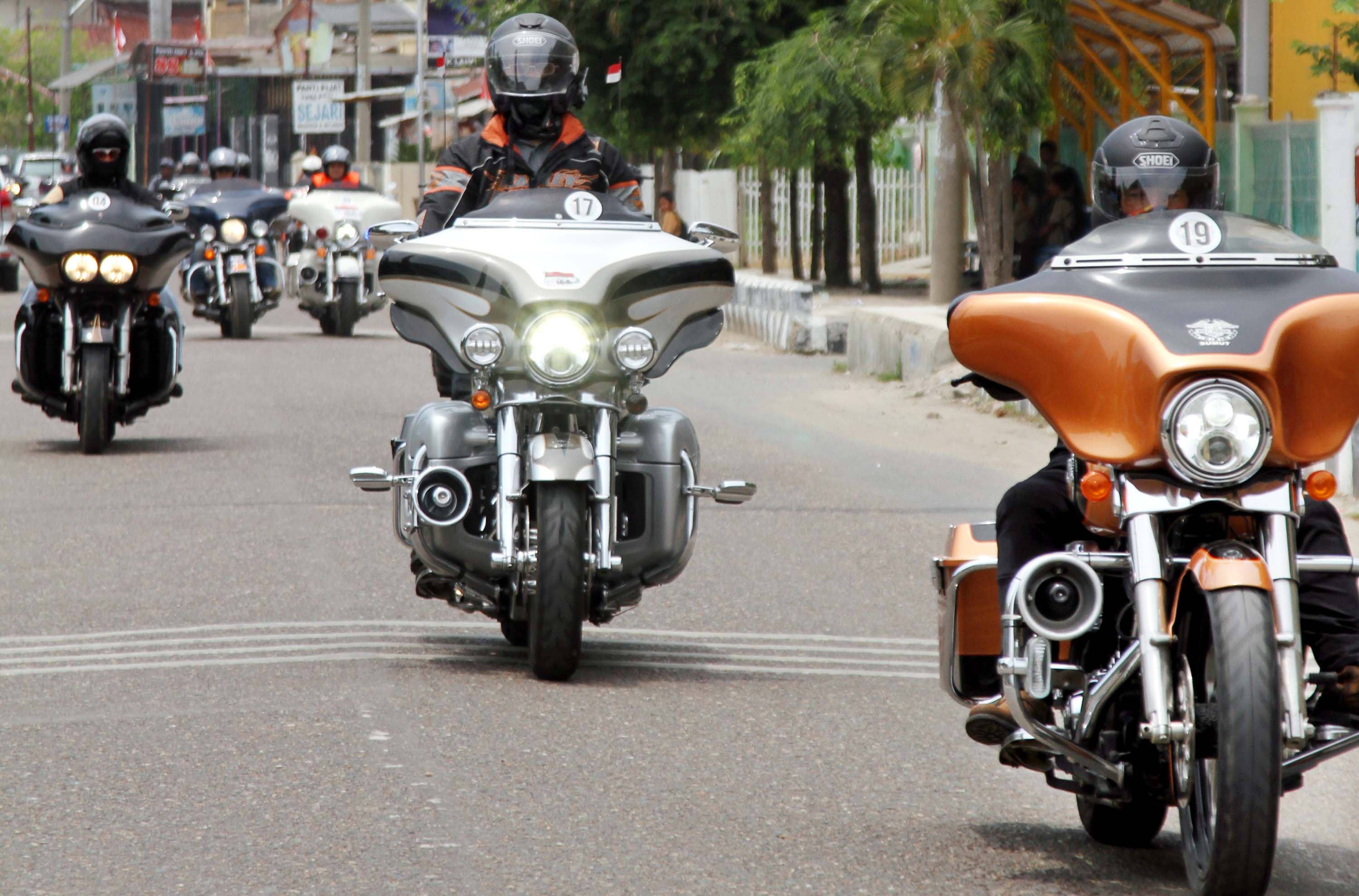 Ilustrasi sejumlah pengendara motor besar.