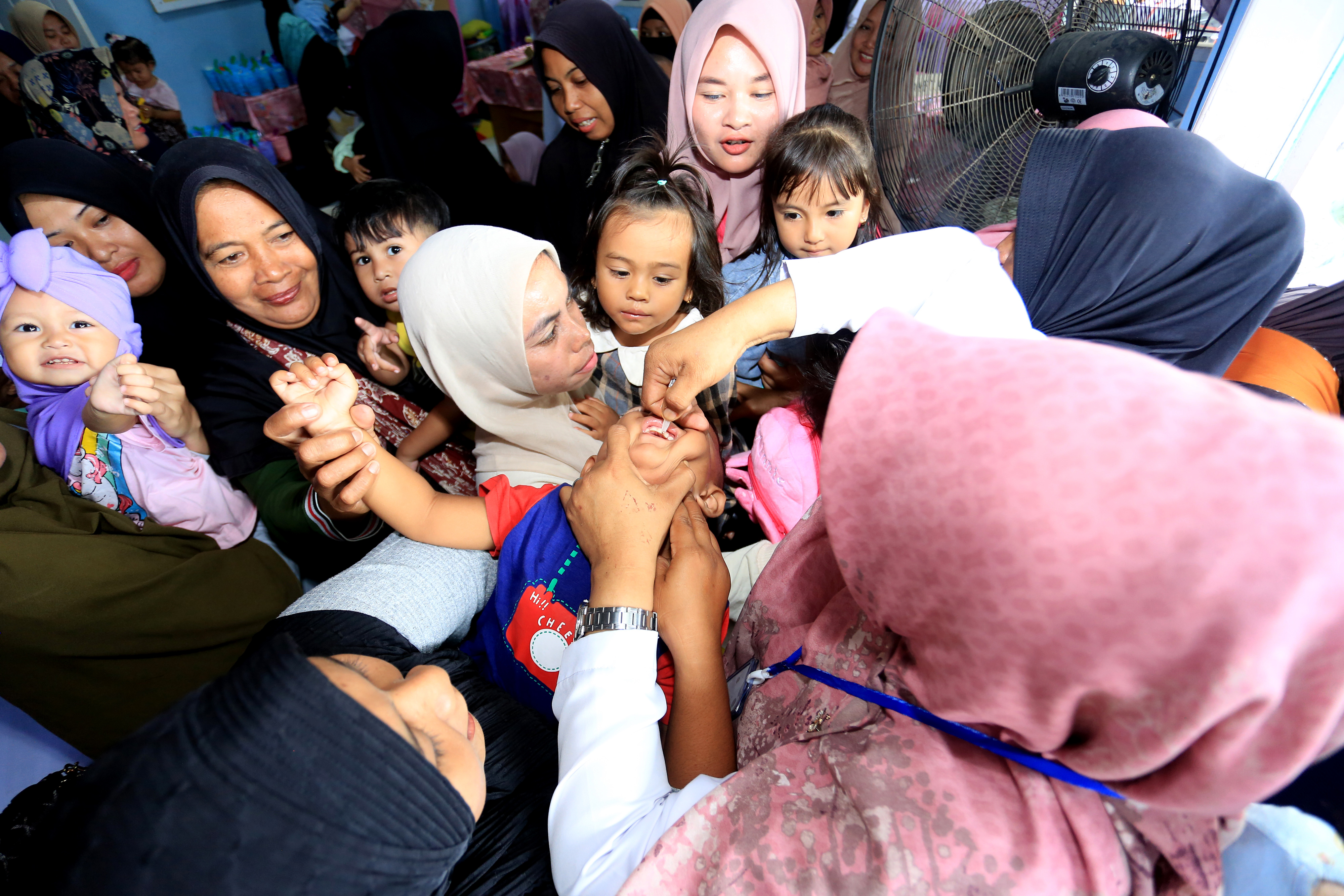 Petugas kesehatan memberikan vaksin polio tetes kepada balita di wilayah Aceh.