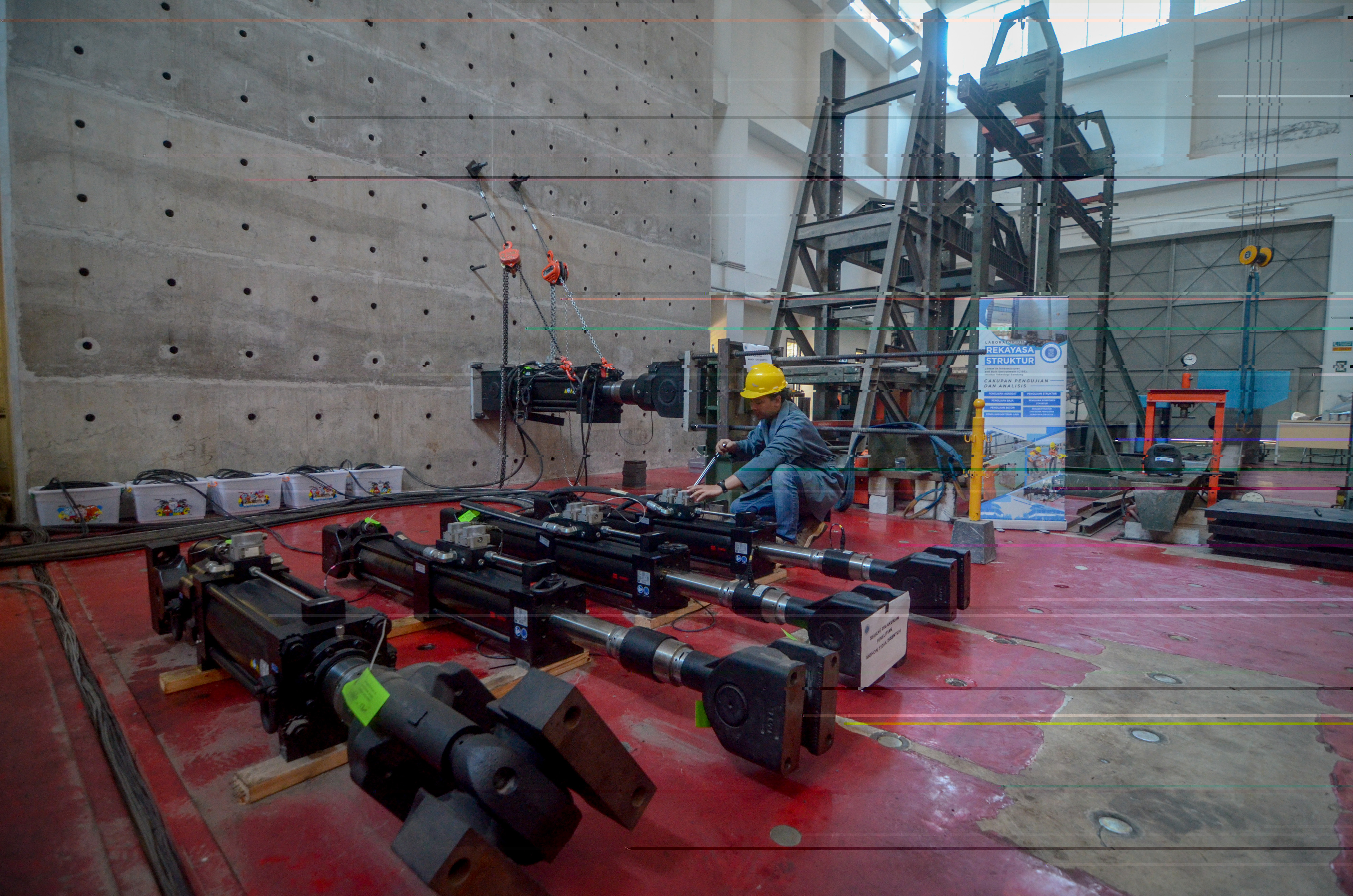  Seorang teknisi memeriksa alat penguji ketahanan gempa di Laboratorium Rekayasa Struktur di Institut Teknologi Bandung (ITB), Bandung