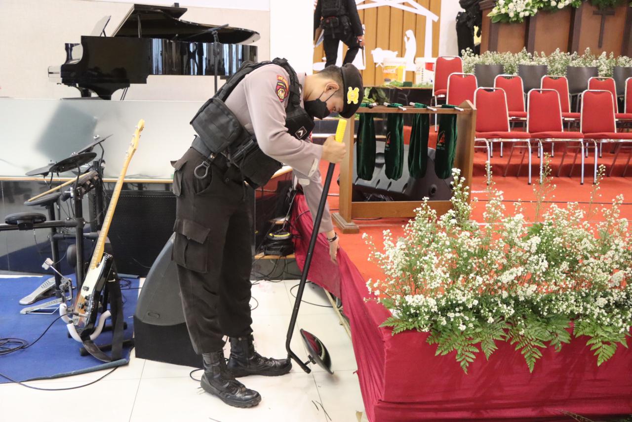 Personel Polres Tegal Kota sedang melakukan penyisiran di salah satu gereja.