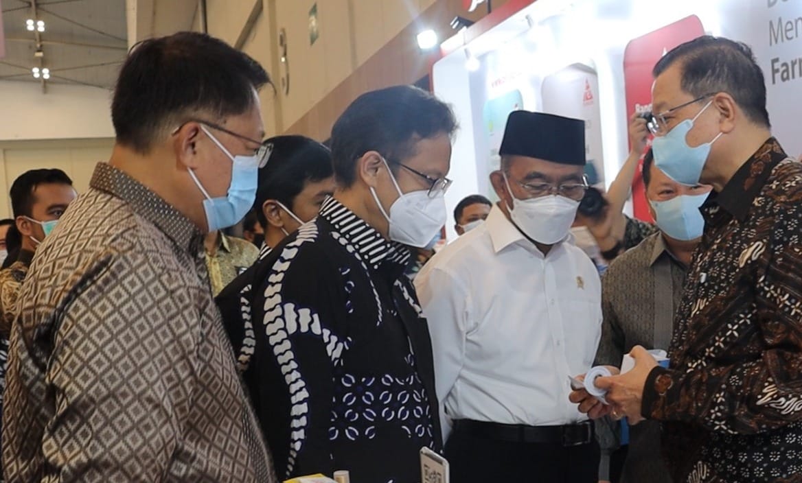 Menko PembangunanPMK  Muhadjir Effendy dan Menteri Kesehatan Budi Gunadi Sadikin saat  di stan Argon Group