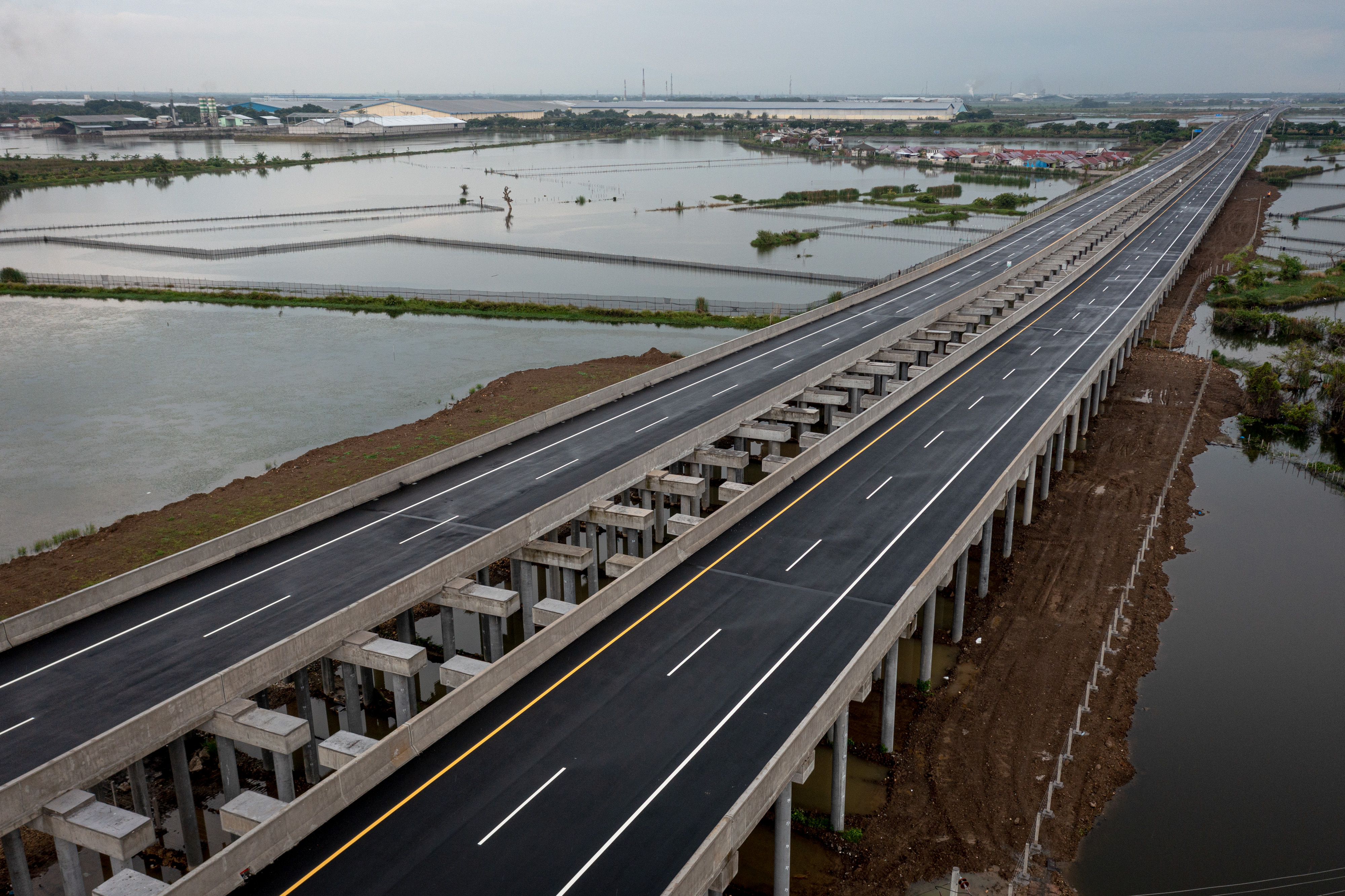 Foto udara proyek jalan tol yang baru selesai dibangun.