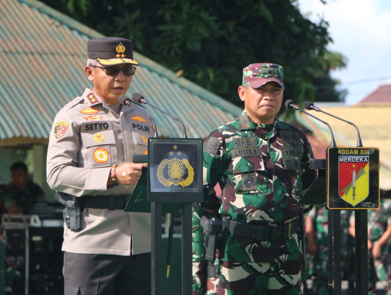 Kapolda Sulut Irjen Setyo Budiyanto dan Kasdam XIII/Merdeka Brigjen TNI M Luthfie Beta saat membuka diklat terintegrasi TNI-Polri.