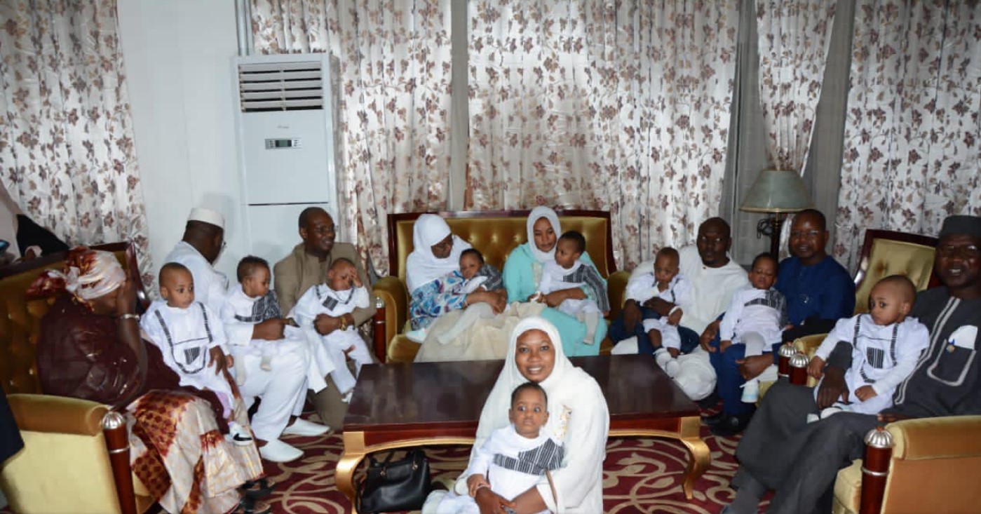 Menteri Kesehatan Mali Dieminatou Sangare menyambut bayi kembar sembilan dan orangtua mereka.