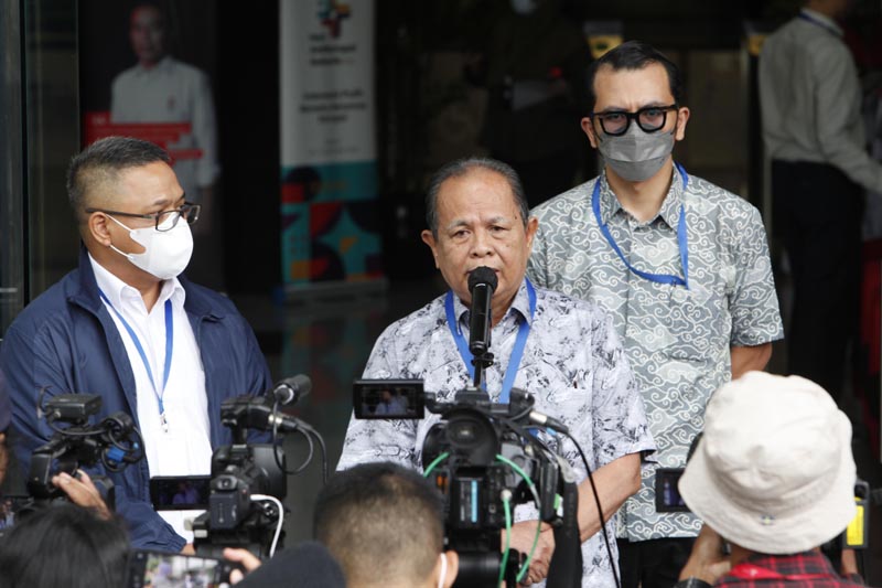  Wakil Ketua Komisi Yudisial (KY) M. Taufiq HZ (tengah)