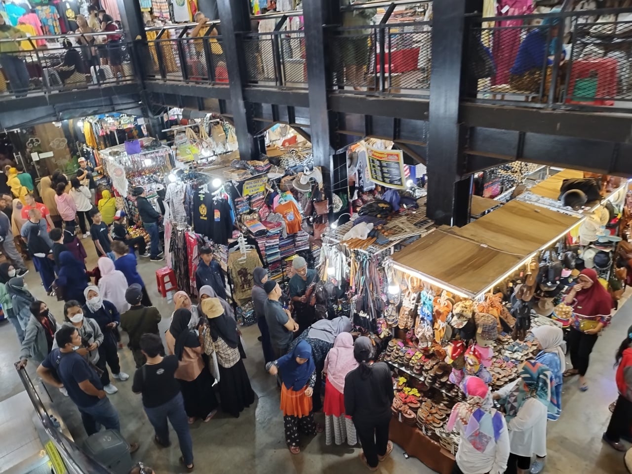 Suasana Teras Malioboro 1 yang ramai didatangi wisatawan, Rabu (28/12):