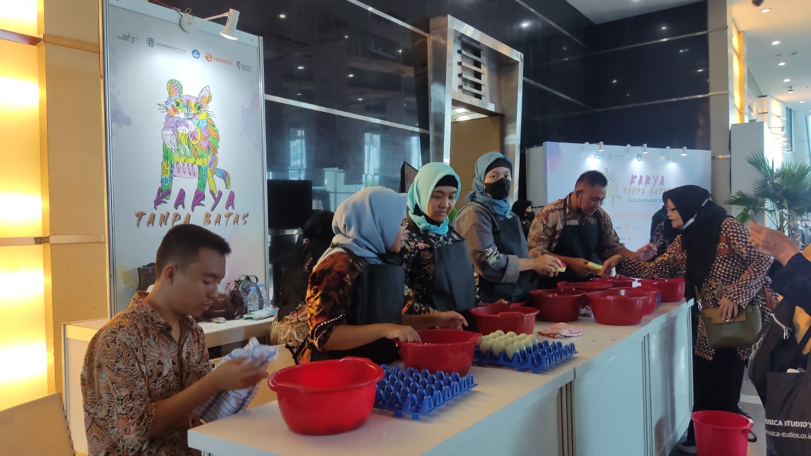 Peserta Karya Tanpa Batas yang diselenggarakan di Exhibition Hall Smesco. Kemenkop dukung pendirian koperasi disabilitas.
