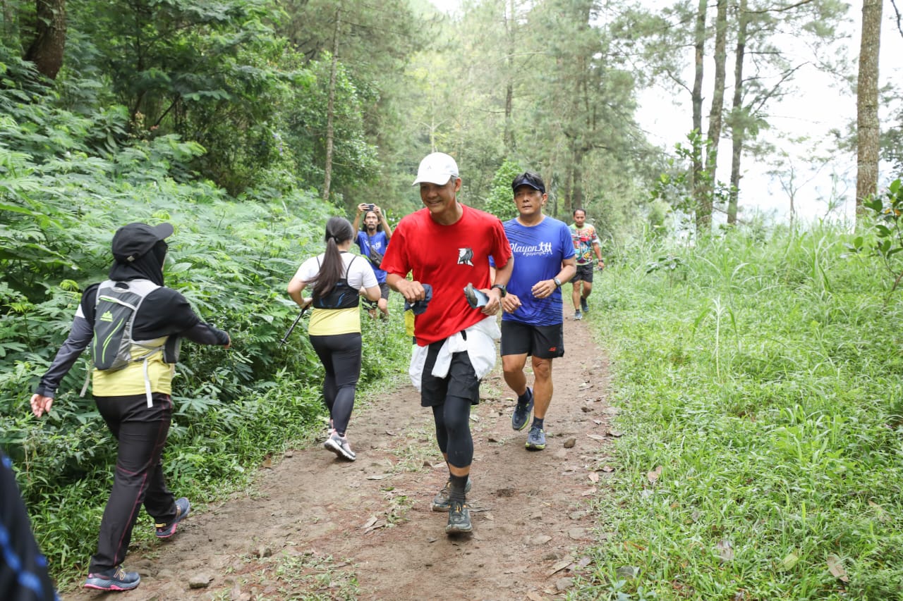 Gubernur Jawa Tengah (Jateng) Ganjar Pranowo berlari bersama 909 pelari kategori 15K dalam ajang Siksorogo Lawu Ultra 2022, Minggu (2/12/202