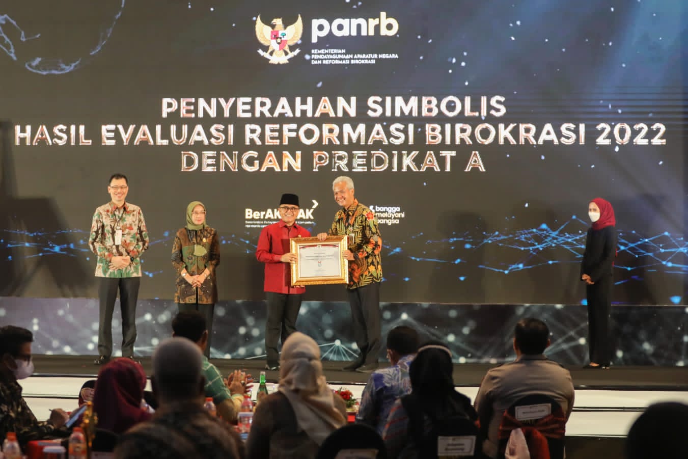 Menpan RB, Abdullah Azwar Anas menyerahkan penghargaan kepada Gubernur Jateng Ganjar Pranowo atas pretasinya mempermudah layanan publik.