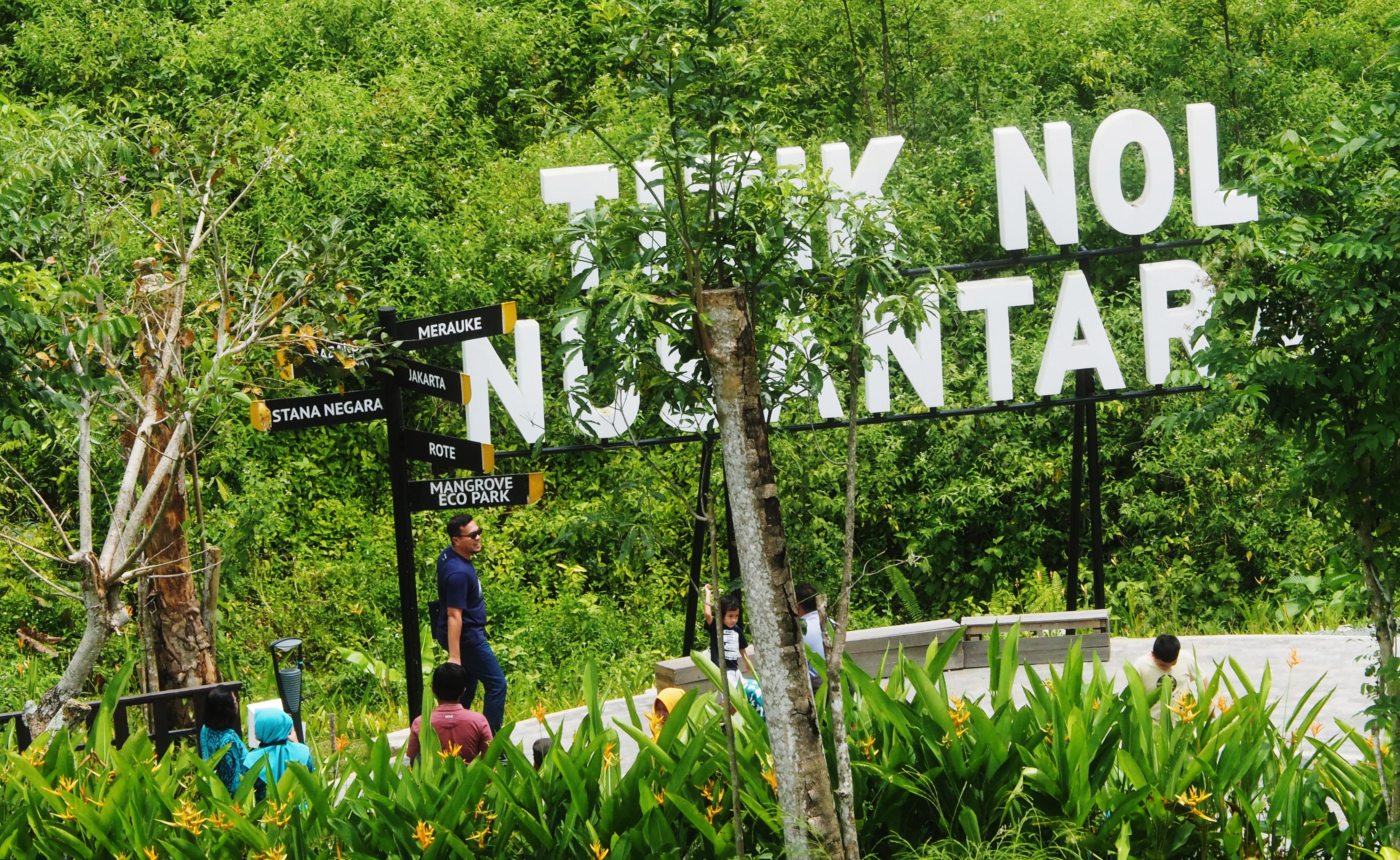 Pengunjung berfoto di kawasan Titik Nol Nusantara di Kalimantan Timur.