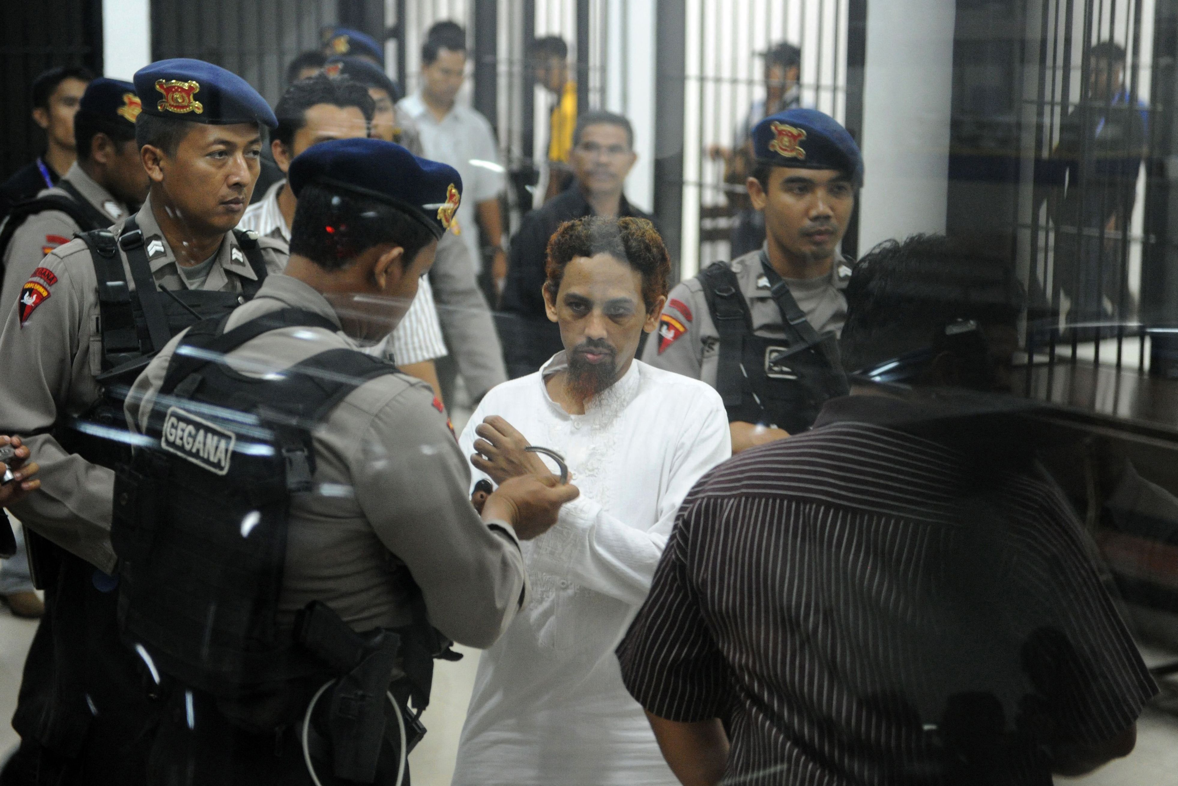 Terpidana kasus terorisme bom Bali Umar Patek saat diamankan petugas di Lapas pada 21 Juni 2012.