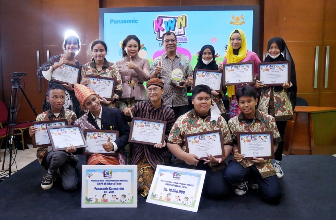 Sejumlah penerima penghargaan di ajang Kids Witness News 2022 Indonesia