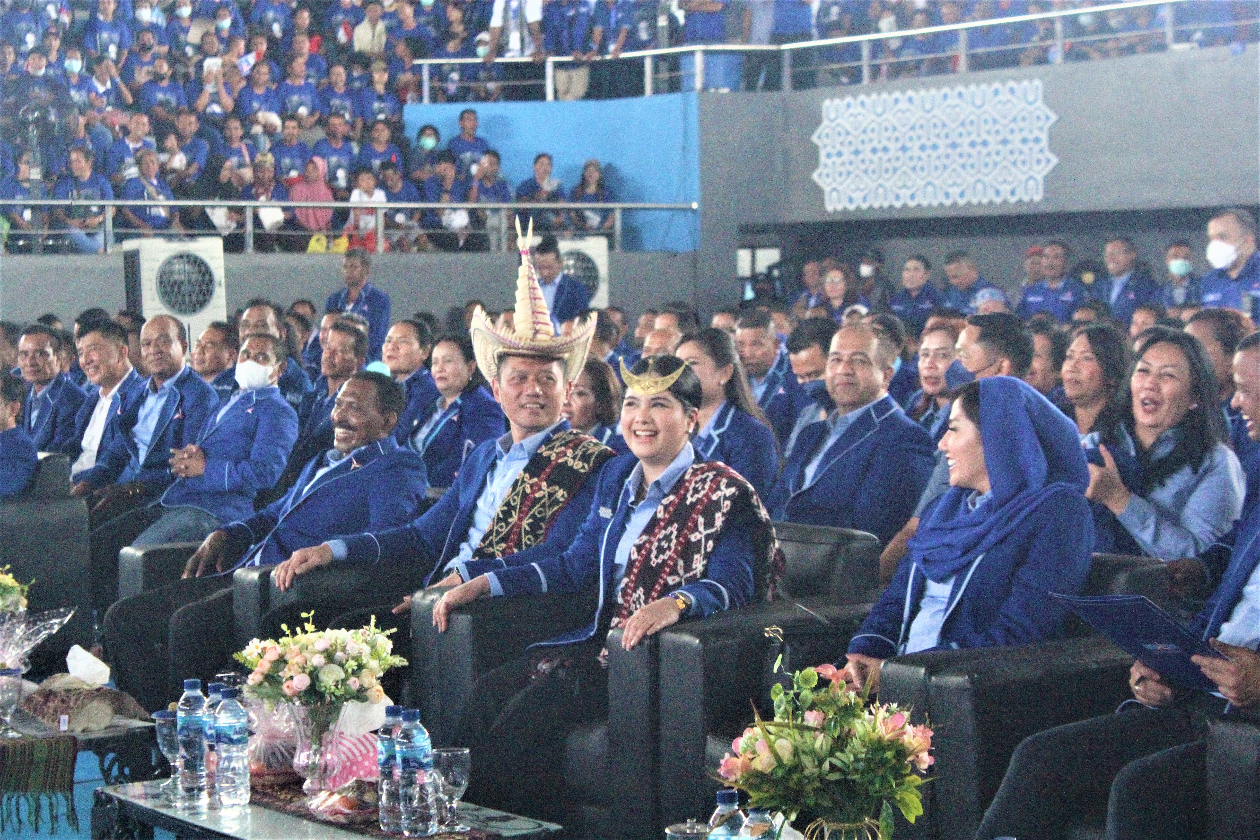 Ketua Umum Partai Demokrat Agus Harimurti Yudhoyono melantik Pengurus DPC Partai Demokrat se-NTT di GOR Flobamora Kupang, Rabu (7/12).