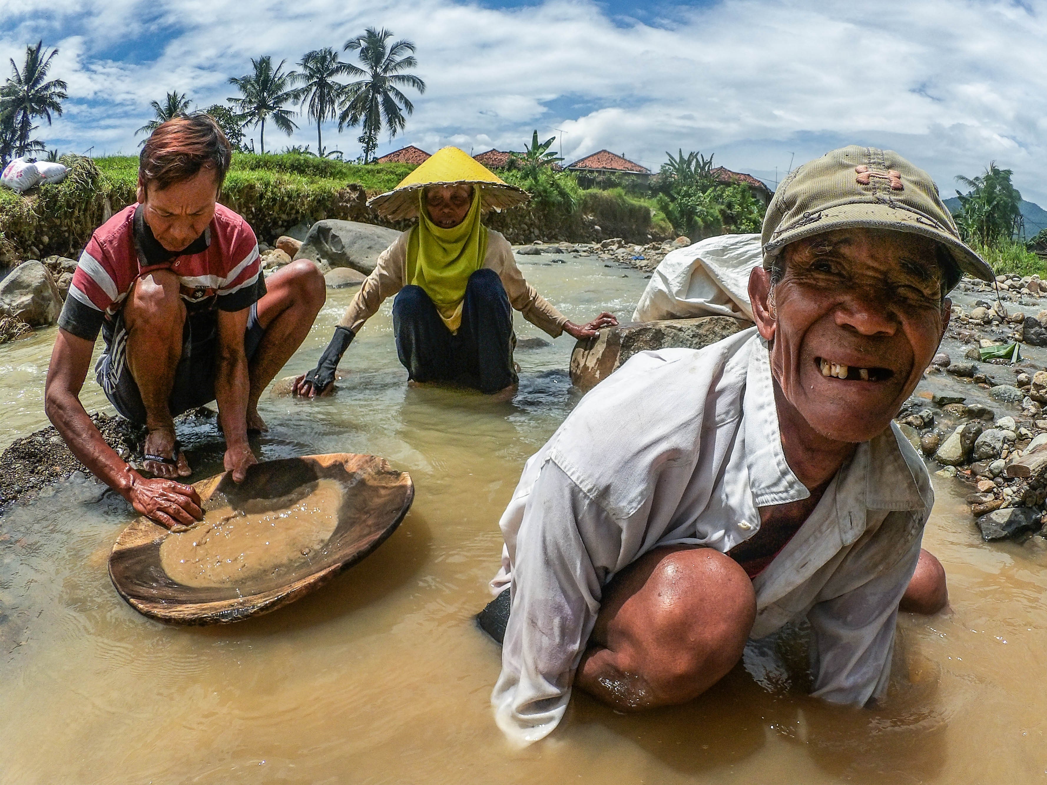 Warga menambang emas secara tradisional dengan mendulang di aliran Sungai Cisero, Tanjung Sari, Kabupaten Bogor, Jawa Barat, Kamis (24/2).