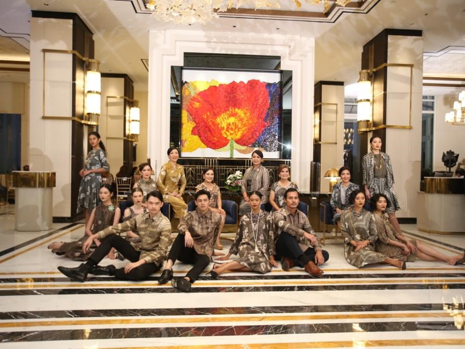 Kolaborasi Oscar Lawalata Culture X Humbang Kriya mendukung sustainable fashion dan eco fashion dengan menggunakan bahan-bahan alami.