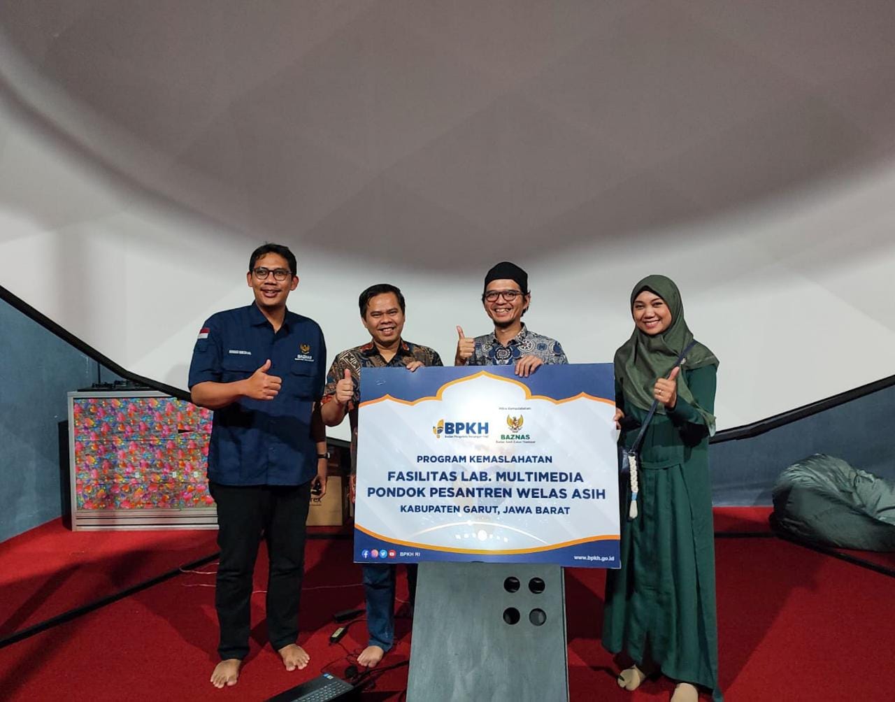 Badan Pengelola Keuangan Haji (BPKH) melalui mitra kemaslahatan Baznas menyalurkan bantuan kepada tiga pesantren di Jawa Barat. 